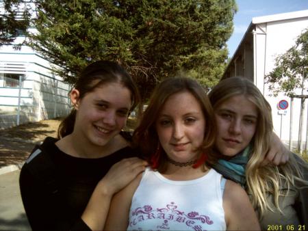 celle ki porte le noir c'est laura ,au milieu c rim une copine tunisienne et la derniere c maud